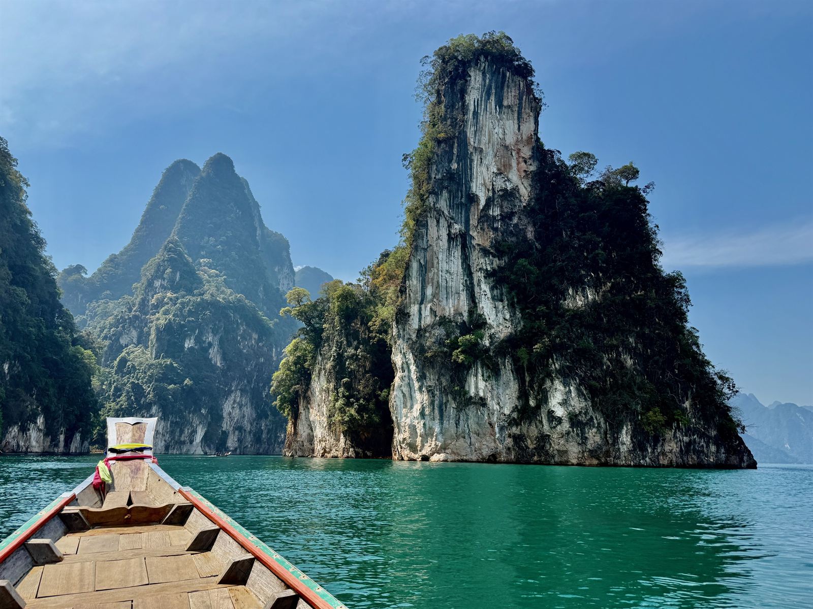 เรือหางยาวบนทะเลสาบ